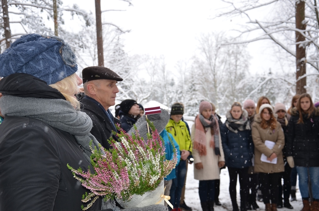 Atceres brīdis pie pieminekļiem Pirmās neatkarīgās LR karavīriem, 10.11.2016.