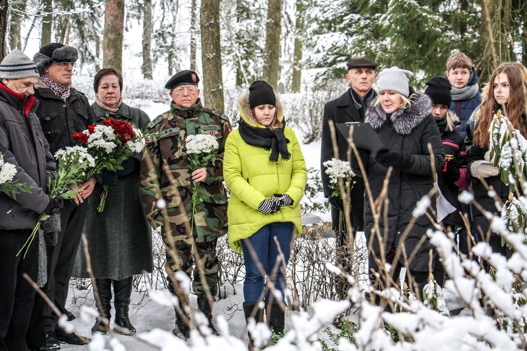 Barikāžu atceres brīdis Mārupē pie Roberta Mūrnieka atdusas vietas, 16.01.2017.