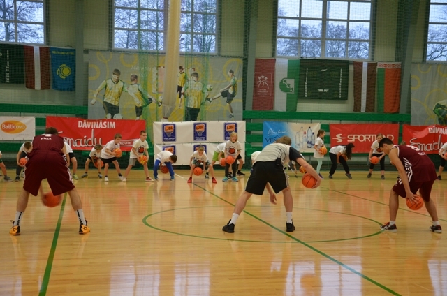 Mārupes skolēni sporto kopā ar basketbolistu Uldi Viļumu, 19.12.2013.