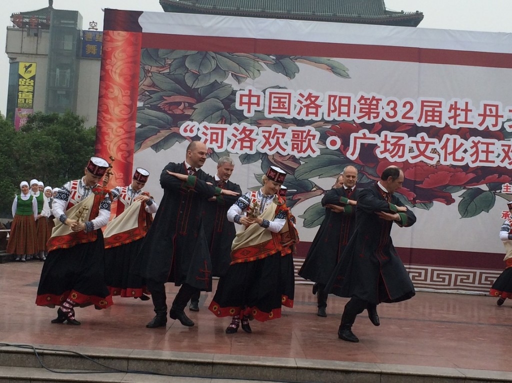 Deju kolektīvs “Mārupieši” starptautiskā festivālā Luojangā un Pekinā, 24.04.2014.