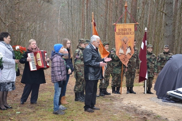 Tiek atklāts piemiņas akmens latviešu karavīriem, 13.11.2014.