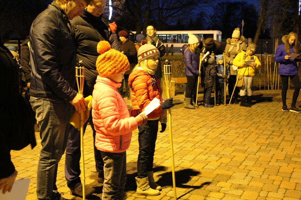 Lāpu gājiens un piemiņas brīdis Mārupes kapos; Foto: L.Allens 11.11.2015.