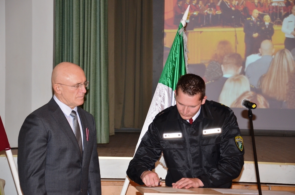 Pašvaldības policijas darbinieku zvēresta nodošana 04.12.2015.