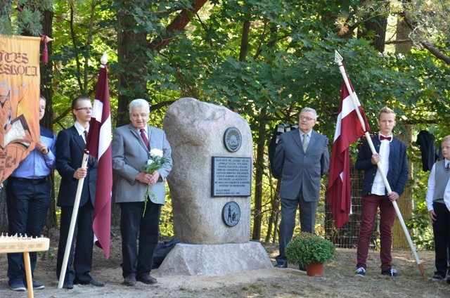 Pieminekļa atklāšana pirmās neatkarīgās Latvijas armijas karavīru godināšanai, 10.09.2013.