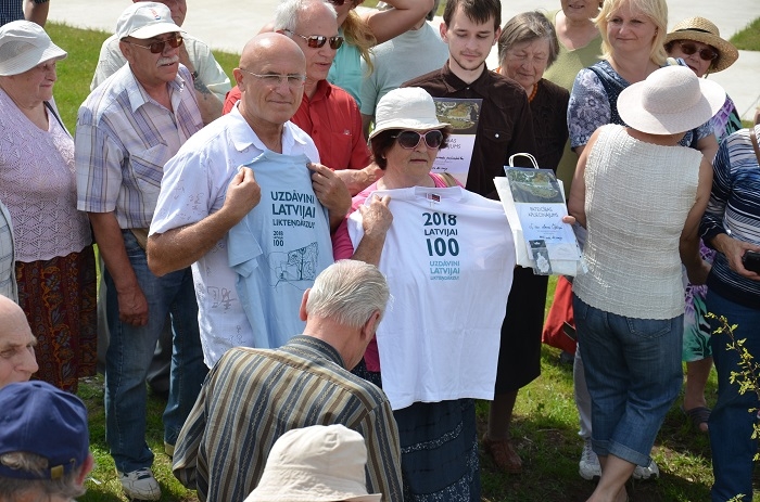 Mārupieši stāda ozolu Likteņdārzā, 20.05.2014.