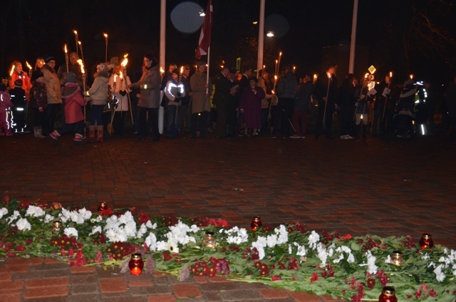 Lāčplēša dienas piemiņas brīži un lāpu gājiens Mārupē, 11.11.2014.