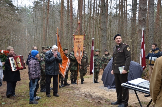 Tiek atklāts piemiņas akmens latviešu karavīriem, 13.11.2014.