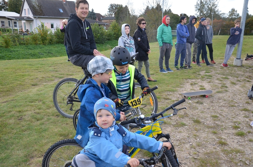 Atjaunotā skeitparka un uzstādīto velonovietņu atklāšana Jaunmārupē, 01.10.2016.
