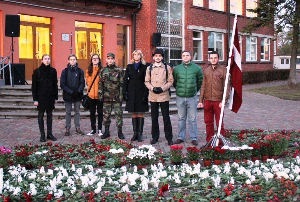 Lāpu gājiens un piemiņas brīdis Mārupes kapos; Foto: L.Allens 11.11.2015.