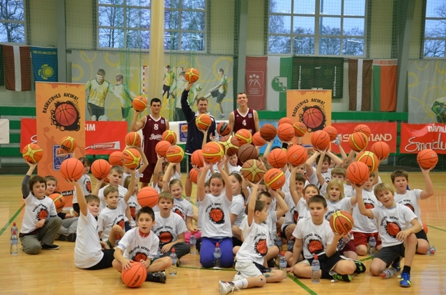 Mārupes skolēni sporto kopā ar basketbolistu Uldi Viļumu, 19.12.2013.