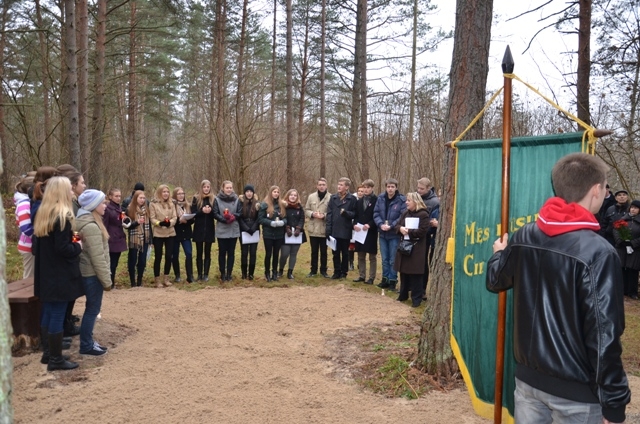 Tiek atklāts piemiņas akmens latviešu karavīriem, 13.11.2014.