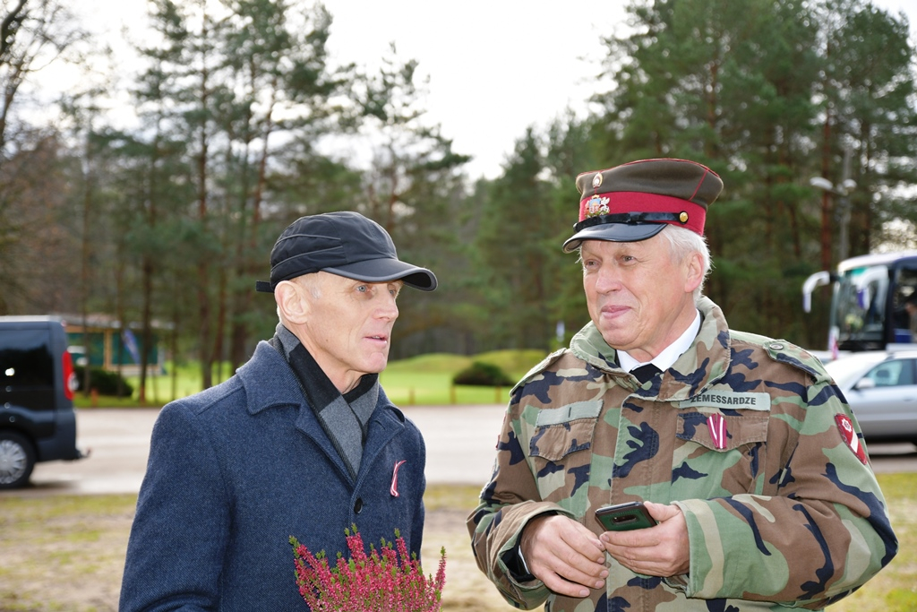 Lāčplēša dienā pie Golfa laukuma “Viesturi” atklāts trešais piemiņas akmens, 11.11.2019.