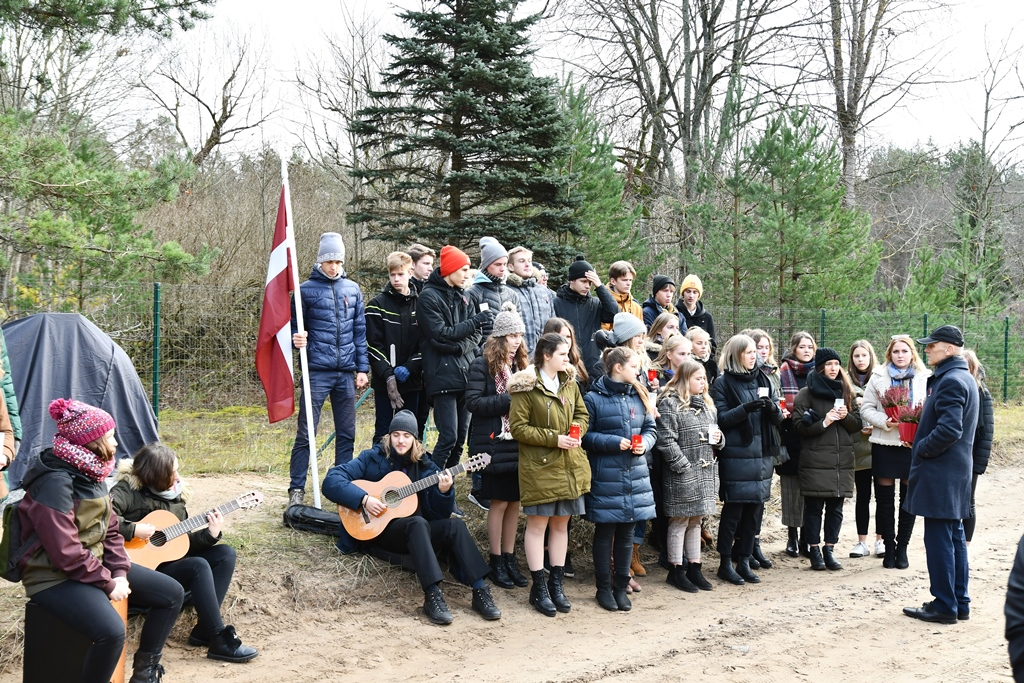 Lāčplēša dienā pie Golfa laukuma “Viesturi” atklāts trešais piemiņas akmens, 11.11.2019.