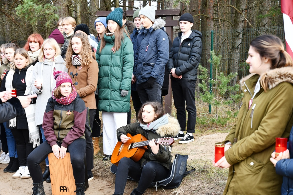 Lāčplēša dienā pie Golfa laukuma “Viesturi” atklāts trešais piemiņas akmens, 11.11.2019.