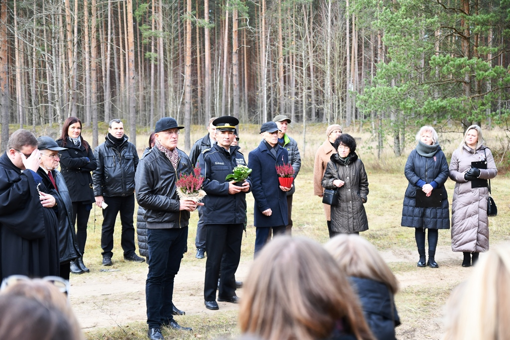 Lāčplēša dienā pie Golfa laukuma “Viesturi” atklāts trešais piemiņas akmens, 11.11.2019.