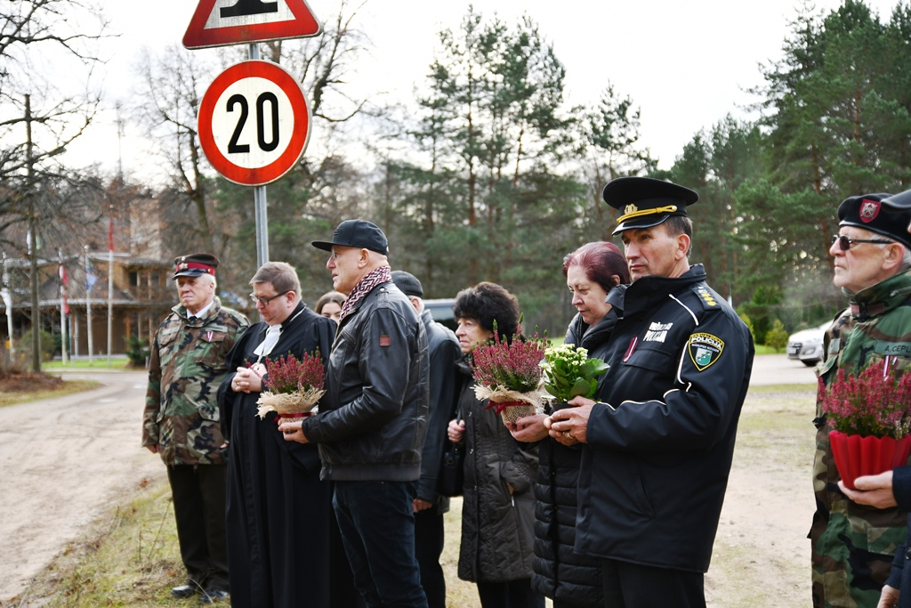 Lāčplēša dienā pie Golfa laukuma “Viesturi” atklāts trešais piemiņas akmens, 11.11.2019.