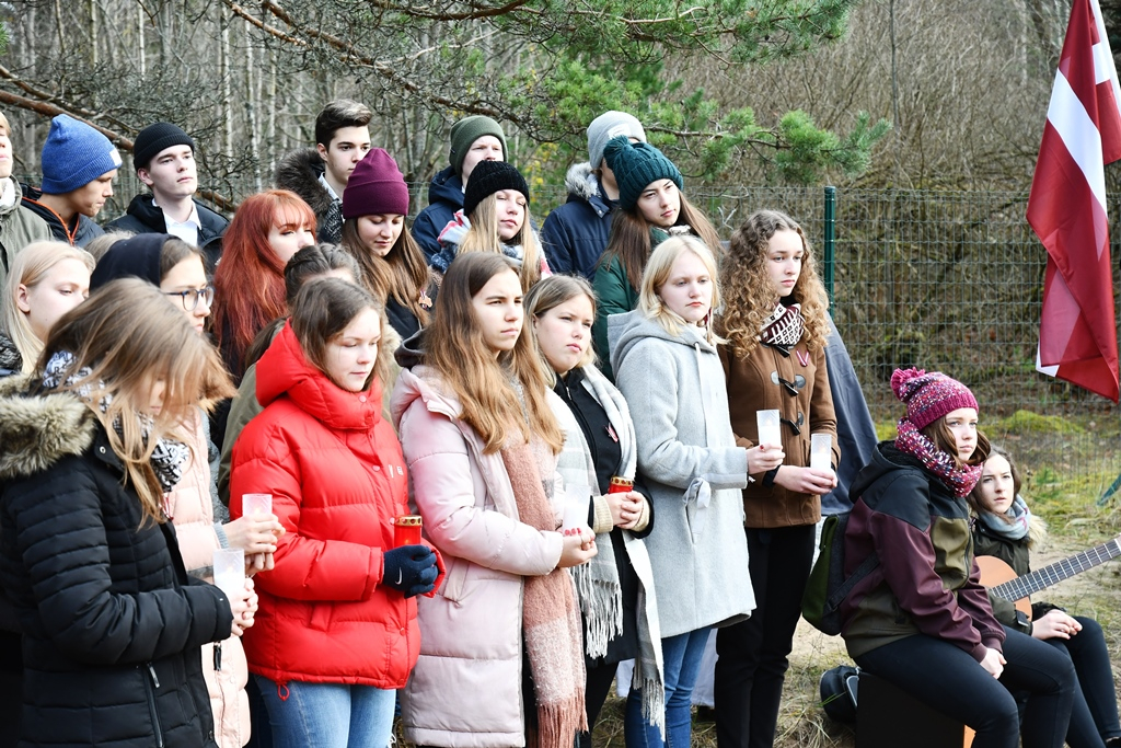 Lāčplēša dienā pie Golfa laukuma “Viesturi” atklāts trešais piemiņas akmens, 11.11.2019.