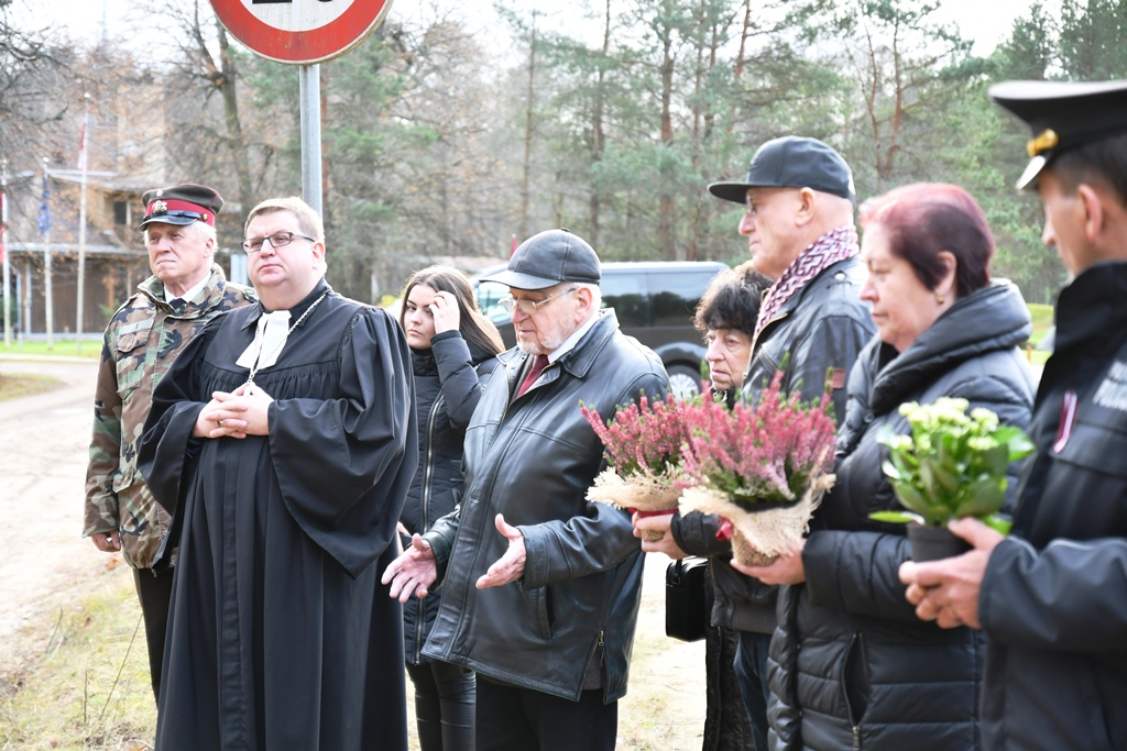 Lāčplēša dienā pie Golfa laukuma “Viesturi” atklāts trešais piemiņas akmens, 11.11.2019.