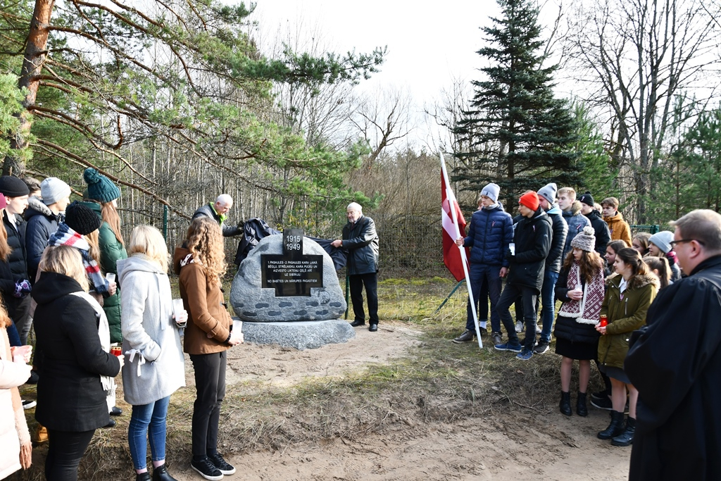 Lāčplēša dienā pie Golfa laukuma “Viesturi” atklāts trešais piemiņas akmens, 11.11.2019.