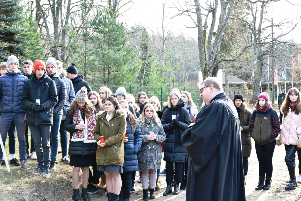 Lāčplēša dienā pie Golfa laukuma “Viesturi” atklāts trešais piemiņas akmens, 11.11.2019.