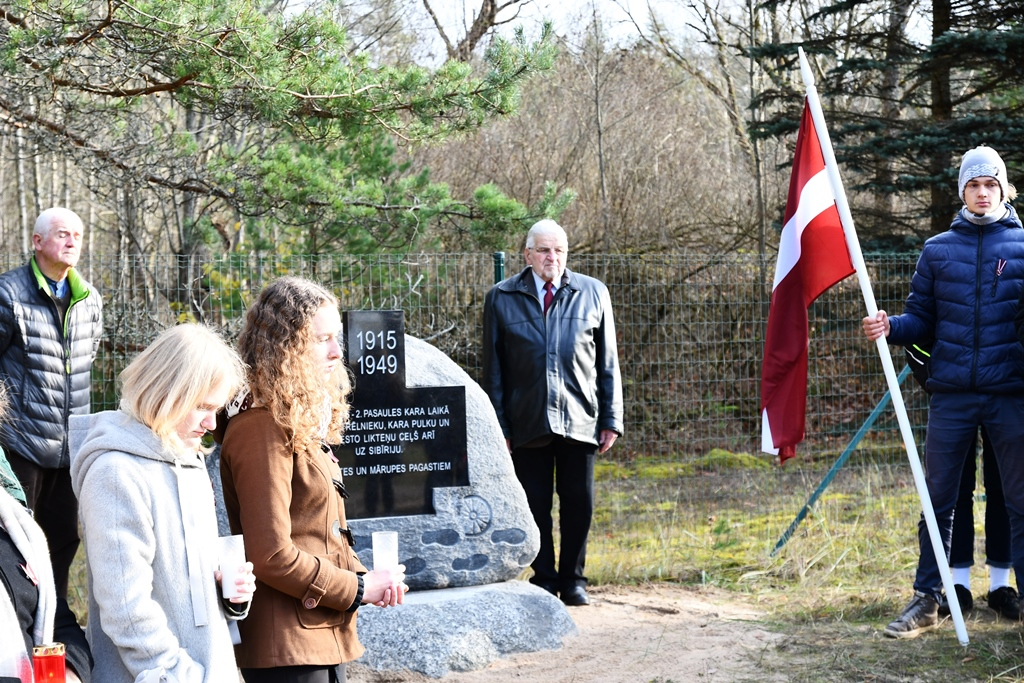 Lāčplēša dienā pie Golfa laukuma “Viesturi” atklāts trešais piemiņas akmens, 11.11.2019.