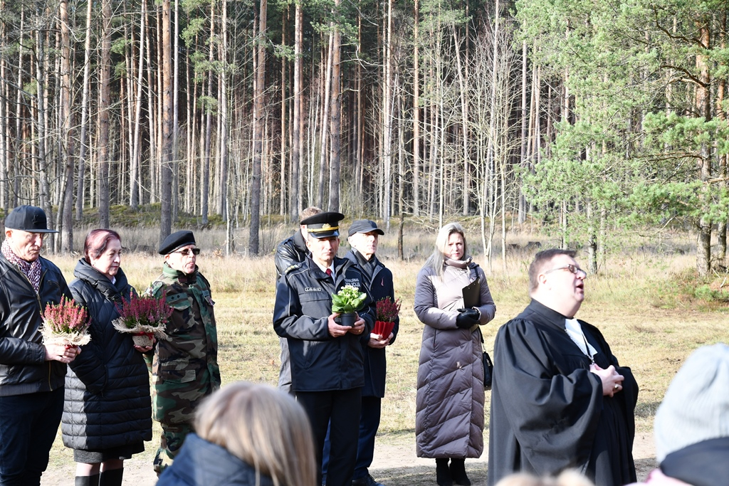 Lāčplēša dienā pie Golfa laukuma “Viesturi” atklāts trešais piemiņas akmens, 11.11.2019.