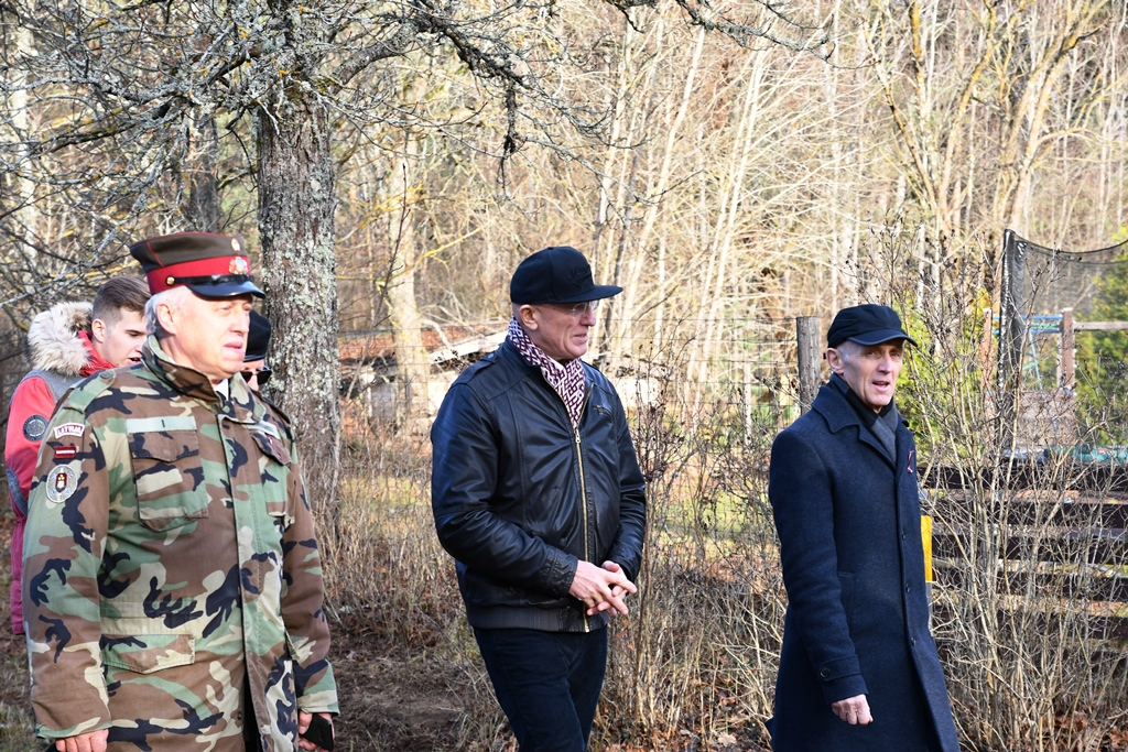 Lāčplēša dienā pie Golfa laukuma “Viesturi” atklāts trešais piemiņas akmens, 11.11.2019.