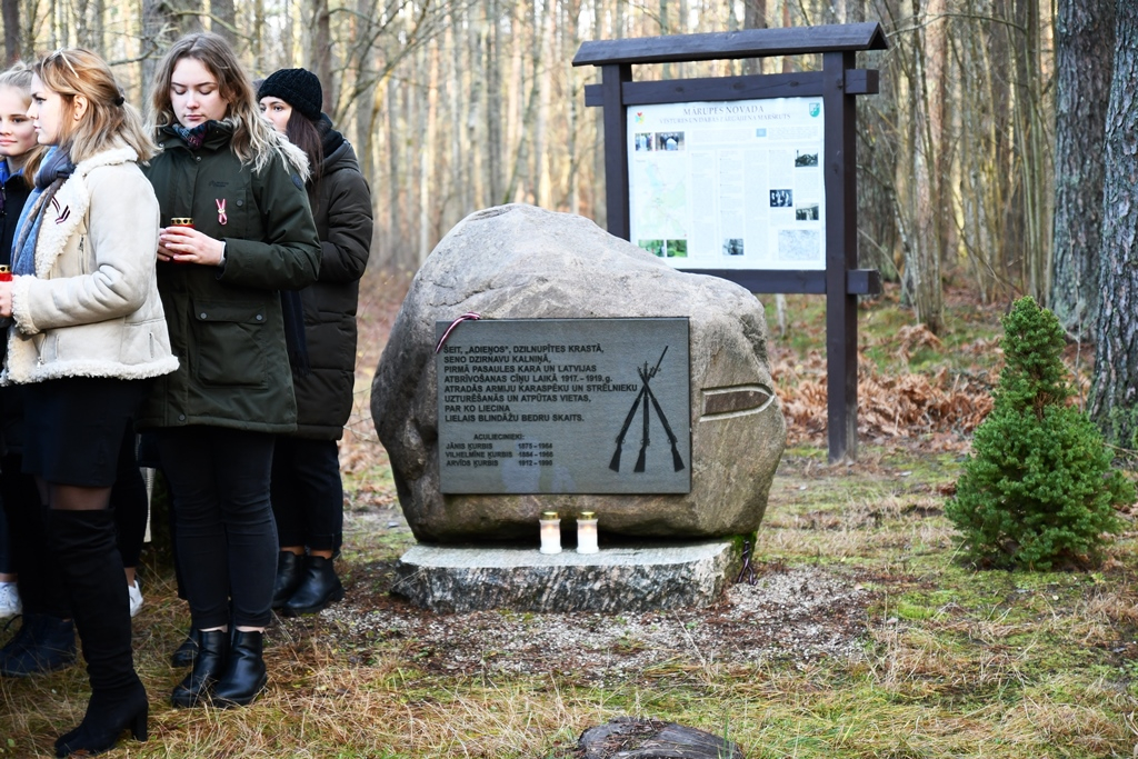 Lāčplēša dienā pie Golfa laukuma “Viesturi” atklāts trešais piemiņas akmens, 11.11.2019.