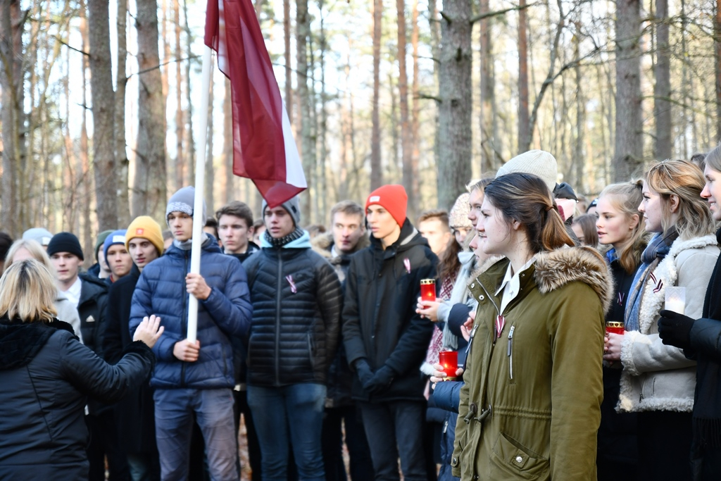 Lāčplēša dienā pie Golfa laukuma “Viesturi” atklāts trešais piemiņas akmens, 11.11.2019.