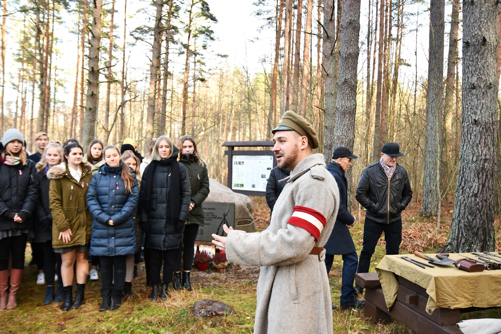 Lāčplēša dienā pie Golfa laukuma “Viesturi” atklāts trešais piemiņas akmens, 11.11.2019.