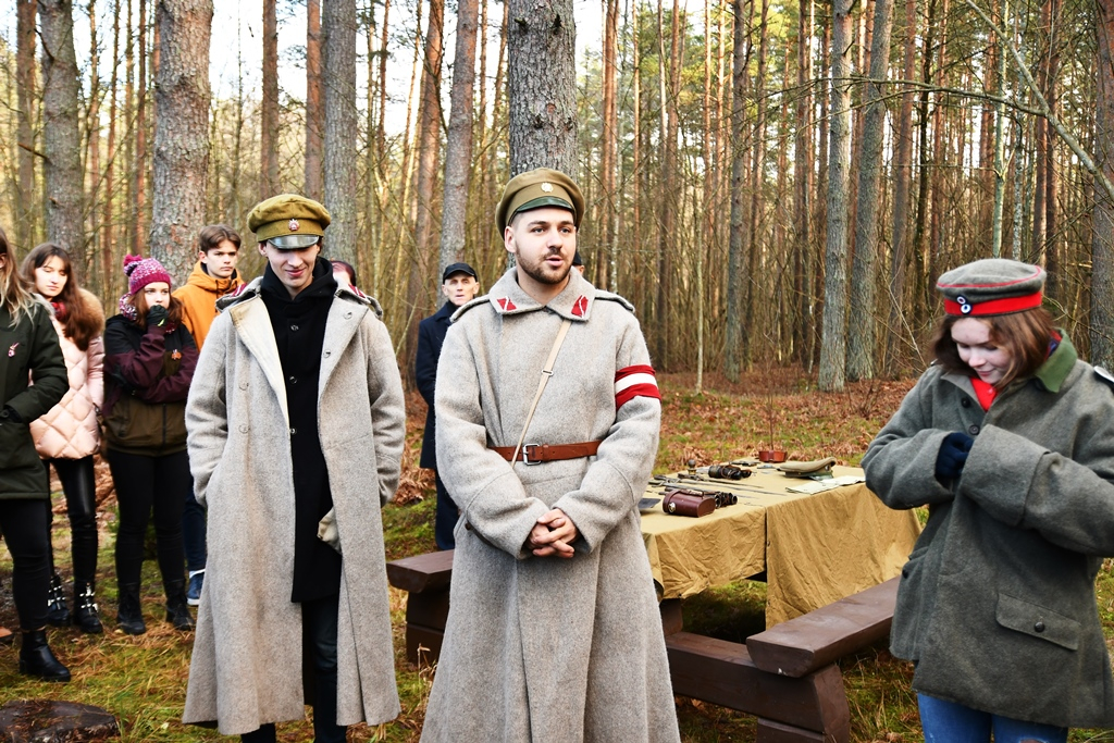 Lāčplēša dienā pie Golfa laukuma “Viesturi” atklāts trešais piemiņas akmens, 11.11.2019.