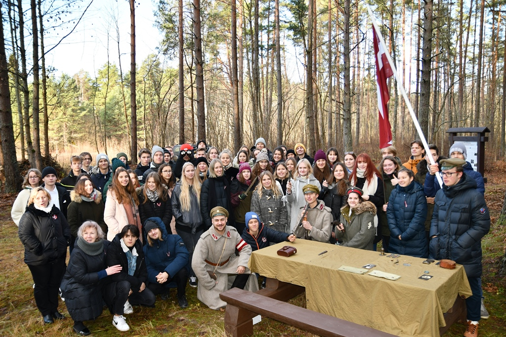 Lāčplēša dienā pie Golfa laukuma “Viesturi” atklāts trešais piemiņas akmens, 11.11.2019.