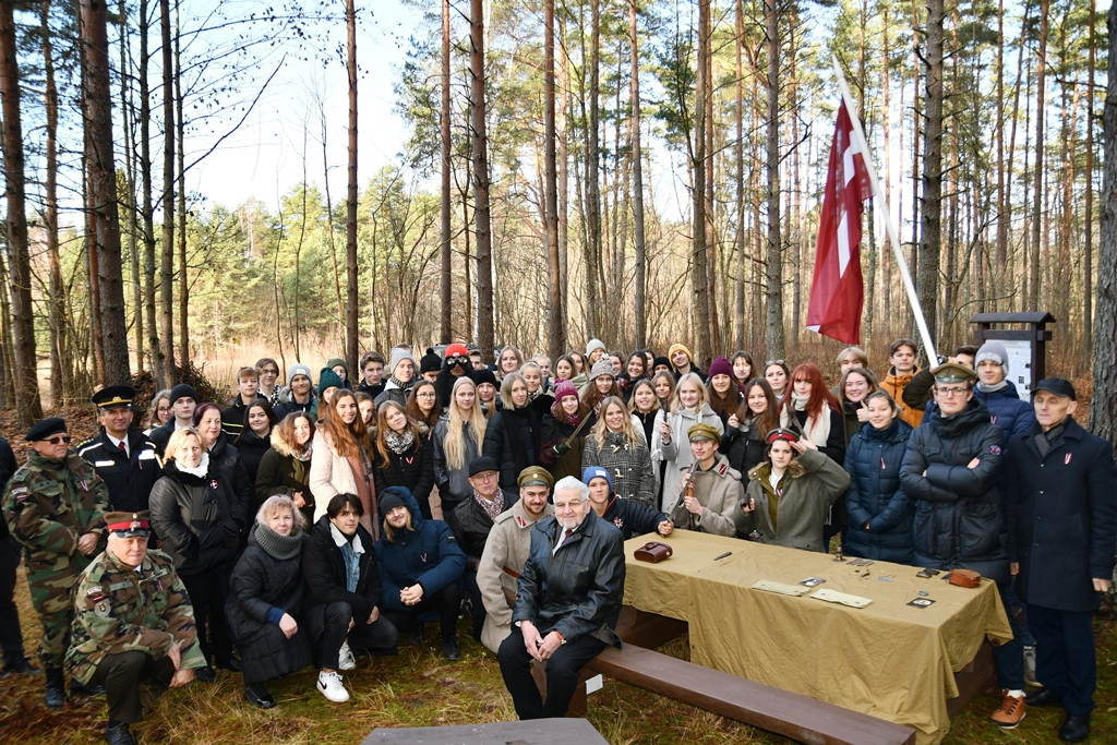 Lāčplēša dienā pie Golfa laukuma “Viesturi” atklāts trešais piemiņas akmens, 11.11.2019.