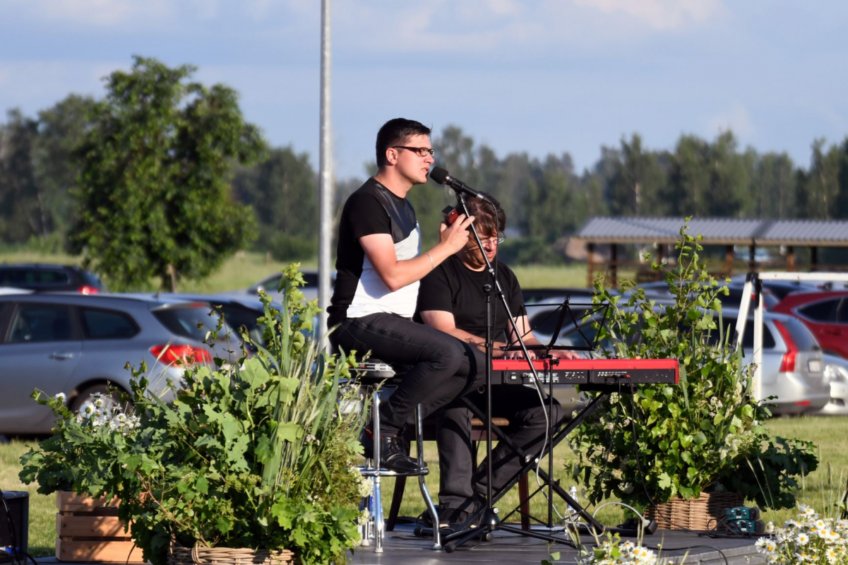 Pagalmkoncerts Vecozolu namos - "Ieskandinām Līgo" - 21.06.2020.