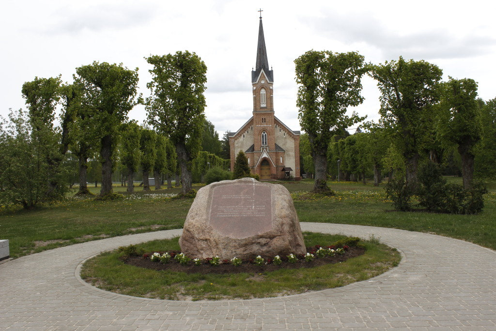 Piemiņas akmens pie Piņķu Jāņa baznīcas Piemiņas akmens pie Piņķu Jāņa baznīcas