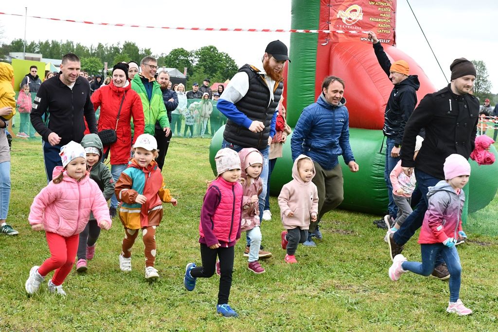 Bērnu un jauniešu svētki "Ar vasaru saujā"