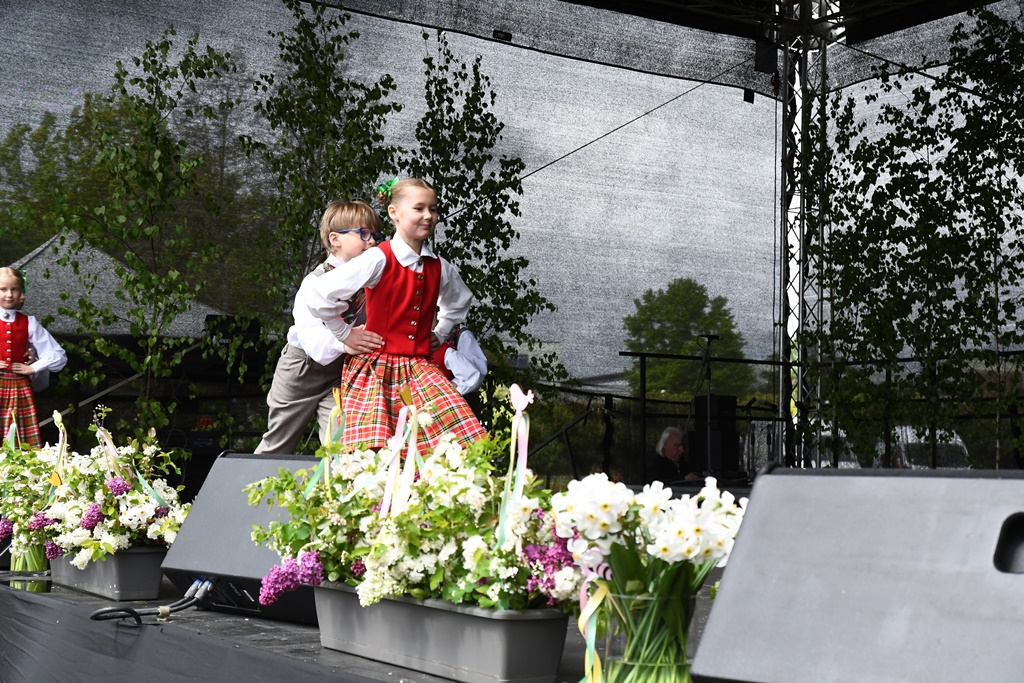 Bērnu un jauniešu svētki "Ar vasaru saujā"