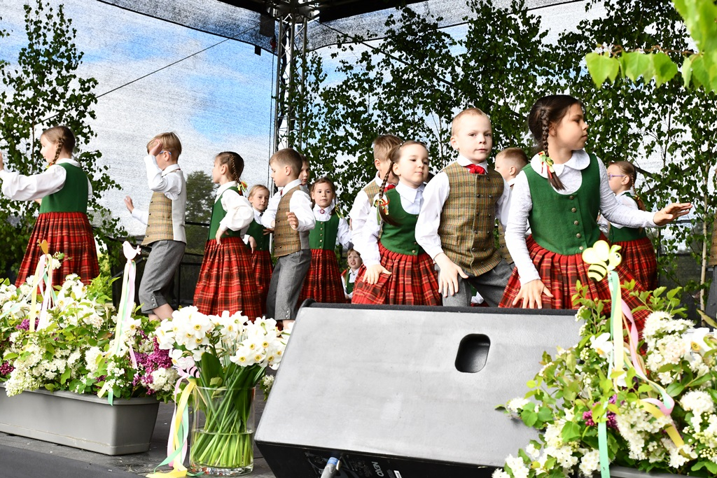 Bērnu un jauniešu svētki "Ar vasaru saujā"