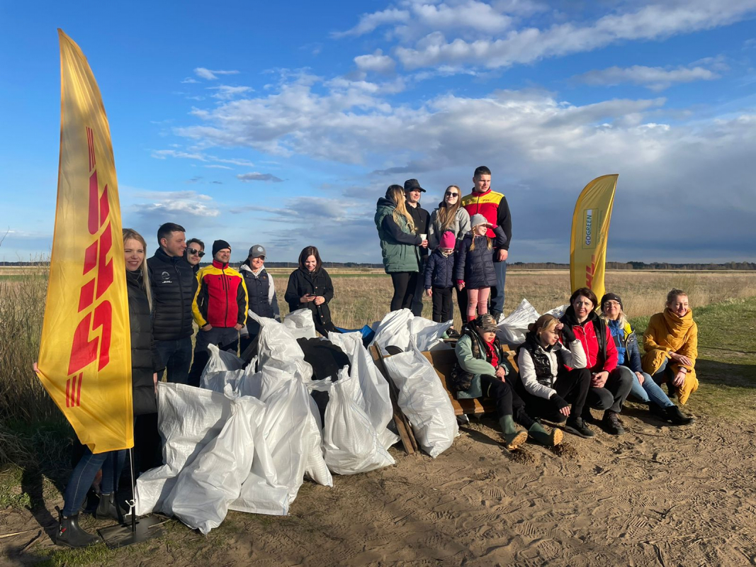 DHL savāca atkritumus Lielupes krastā pie Gātes ietekas 