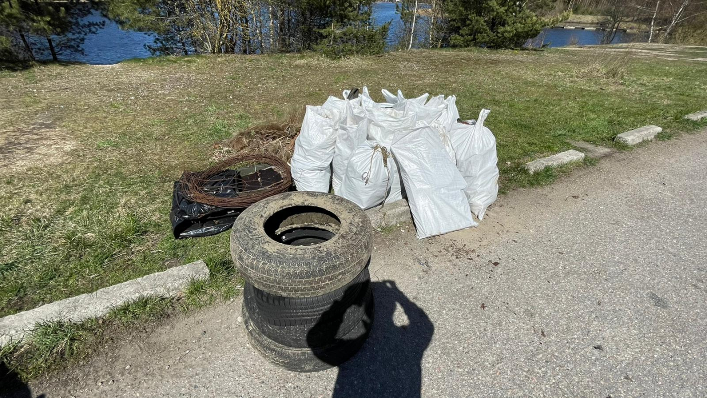Lielupes līča krasts pie autostāvvietas Ventspils šosejas malā Spuņciemā