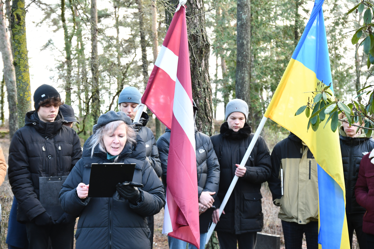 Piemiņas brīdis pie Roberta Mūrnieka atdusas vietas, 16.01.2023.