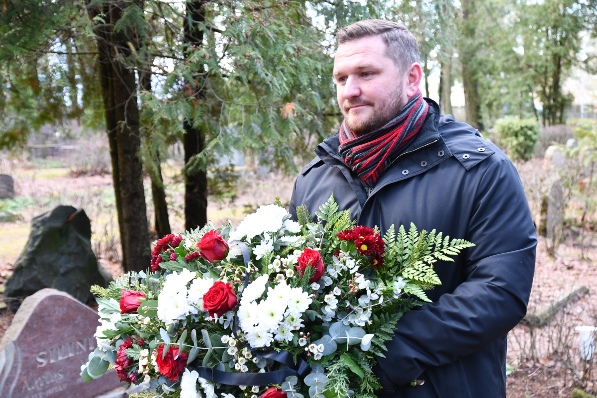 Piemiņas brīdis pie Roberta Mūrnieka atdusas vietas, 16.01.2023.