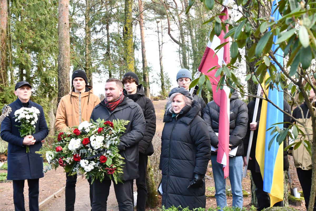 Piemiņas brīdis pie Roberta Mūrnieka atdusas vietas, 16.01.2023.