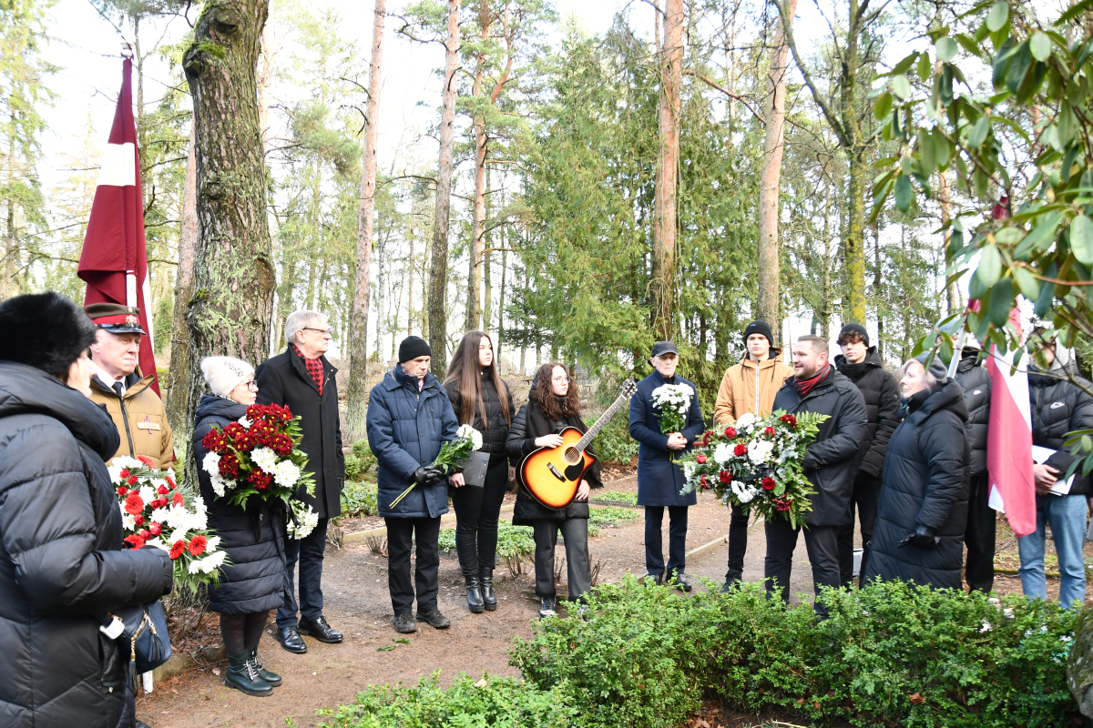 Piemiņas brīdis pie Roberta Mūrnieka atdusas vietas, 16.01.2023.