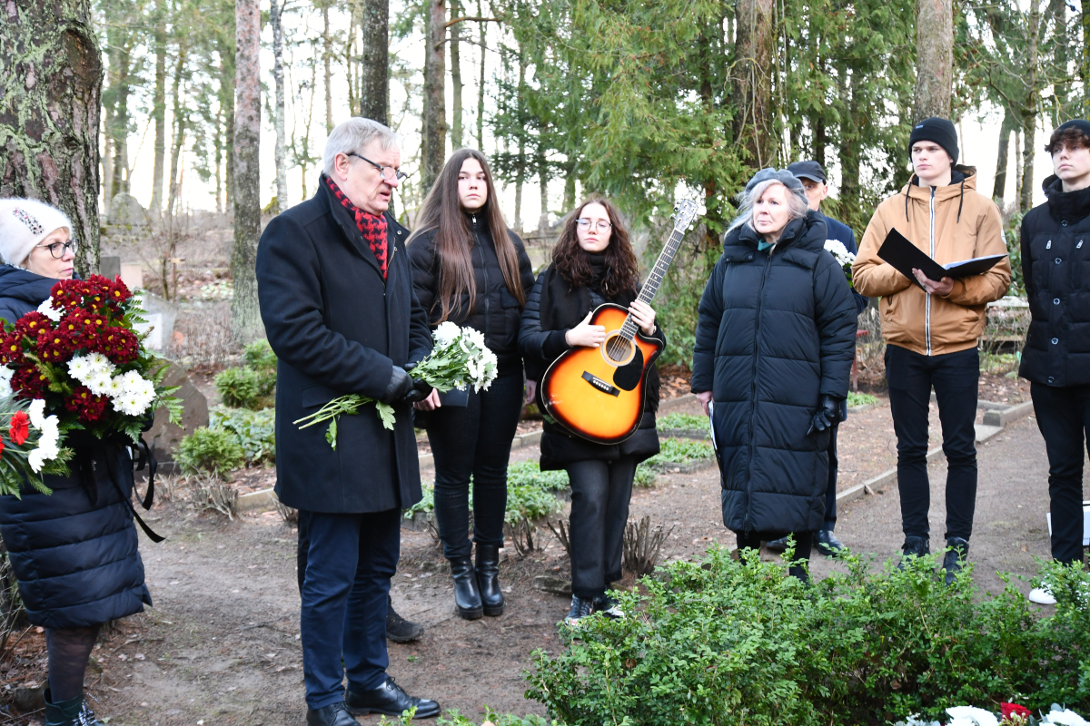 Piemiņas brīdis pie Roberta Mūrnieka atdusas vietas, 16.01.2023.