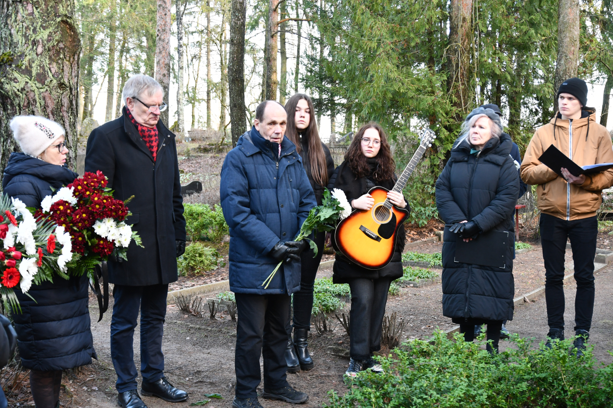 Piemiņas brīdis pie Roberta Mūrnieka atdusas vietas, 16.01.2023.