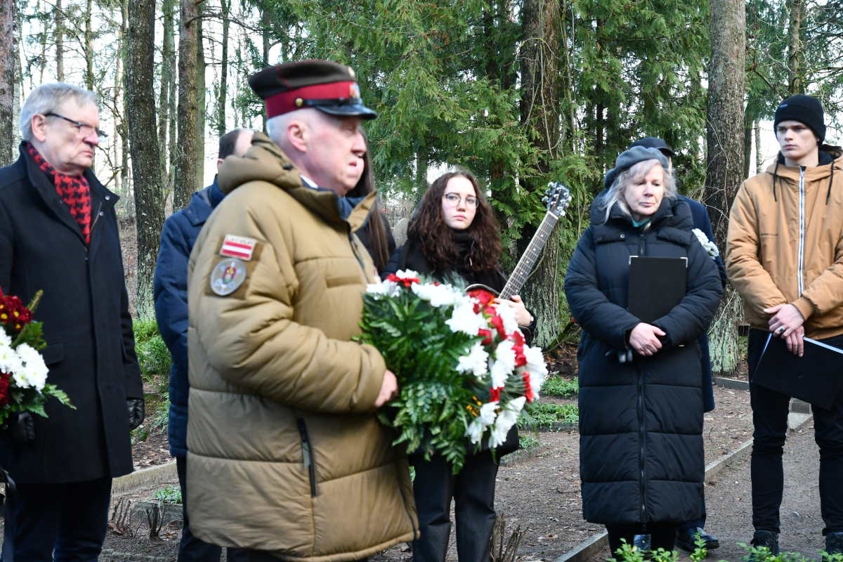 Piemiņas brīdis pie Roberta Mūrnieka atdusas vietas, 16.01.2023.