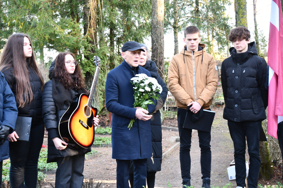 Piemiņas brīdis pie Roberta Mūrnieka atdusas vietas, 16.01.2023.