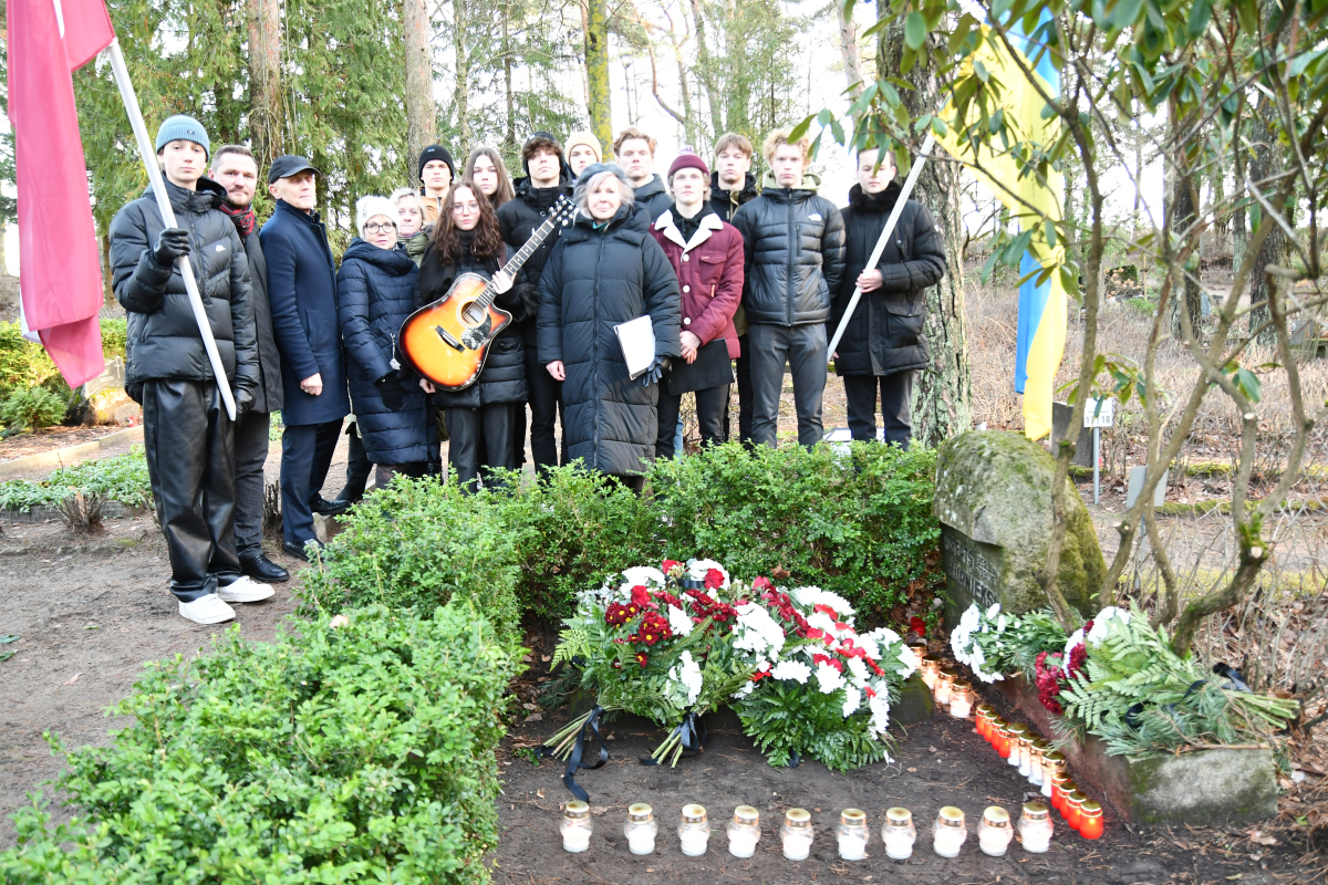 Piemiņas brīdis pie Roberta Mūrnieka atdusas vietas, 16.01.2023.