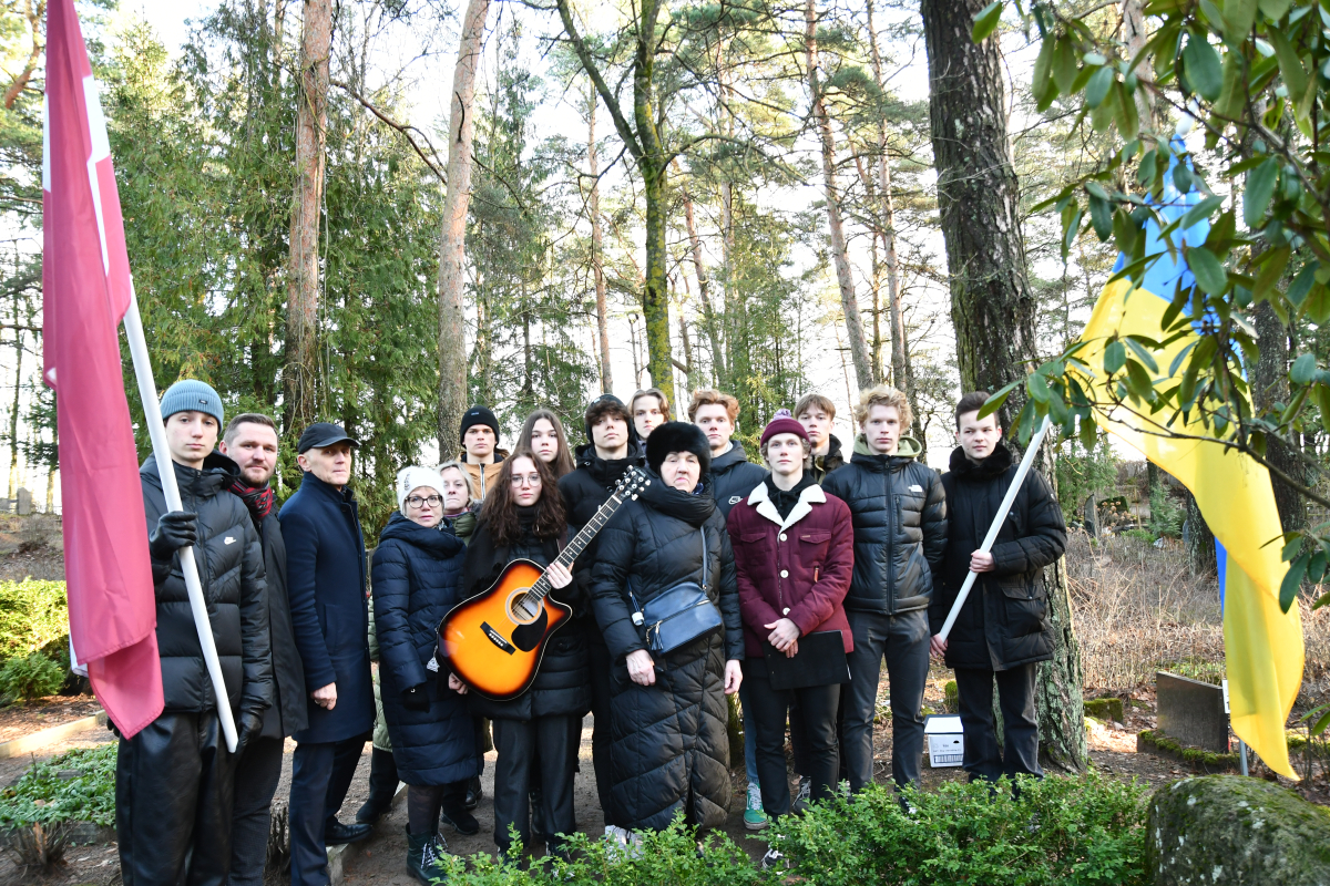 Piemiņas brīdis pie Roberta Mūrnieka atdusas vietas, 16.01.2023.